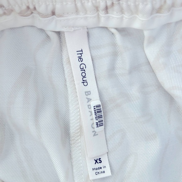 The Group Babaton by Aritzia Cream Leaf Print 2” Elastic Waistband Shorts Sz XS - Picture 3 of 5